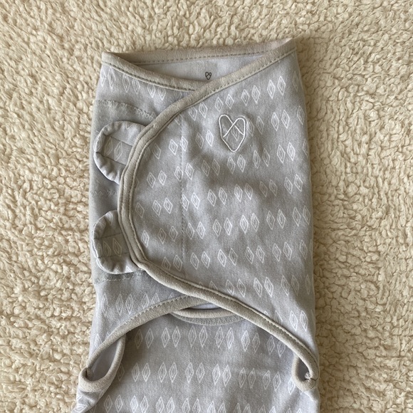 SwaddleMe Velcro Baby Swaddle (Gray/White) - Picture 2 of 15